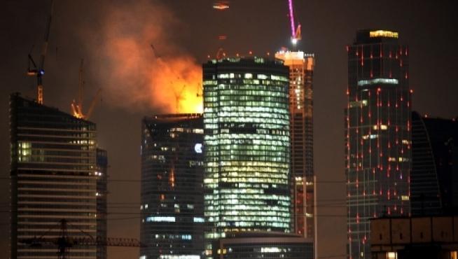 Arde un rascacielos en el centro financiero de Moscú