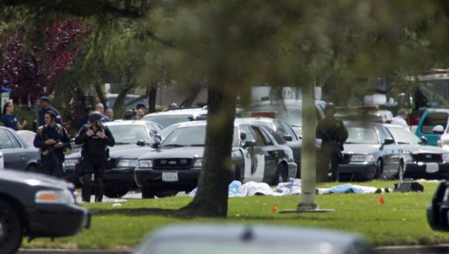 Los cuerpos del tiroteo yacen en el cesped de la universidad