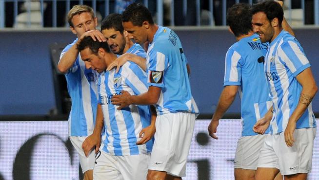 Los jugadores del Málaga celebran la victoria ante el Racing de Santander.