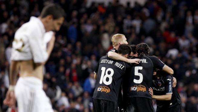 Los jugadores del Valencia se abrazan al final del partido, que terminó en empate.