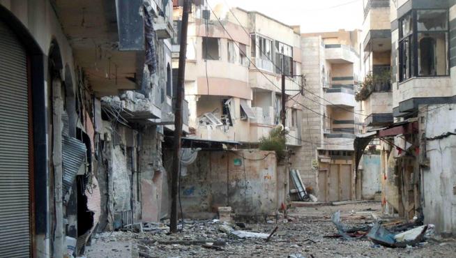 Estado de una de las calles de Homs tras un bombardeo