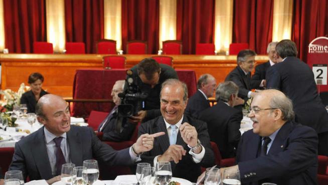 De Guindos (i), junto al presidente de Fomento del Trabajo (c), y el consejero catalán.