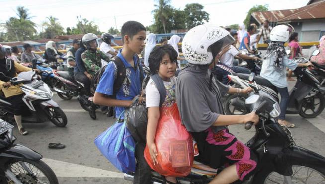 Residentes de Banda Aceh evacúan el lugar tras la alerta de tsunami