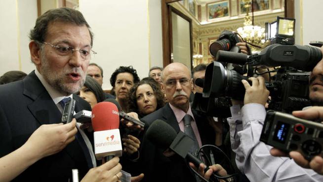 Rajoy, en el Congreso, atiende a los periodistas