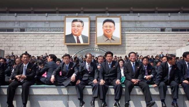 Los coreanos escuchan el discurso de Kim Jong-Il.