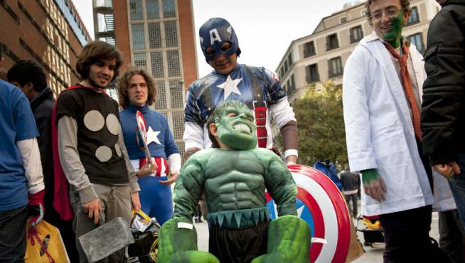 Los fans de los superhéroes asistieron a la proyección de la película 'Los Vengadores'.