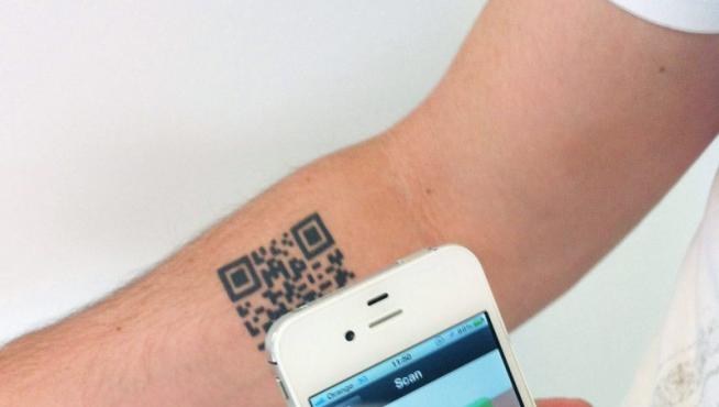 Imagen cedida por Leo Burnett del tatuaje de un código Bidi en un brazo como soporte publicitario.