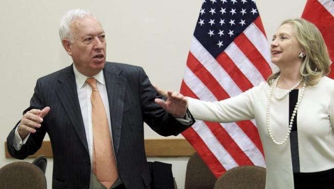 La secretaria de Estado estadounidense, Hillary Clinton (d), hace un gesto al ministro español de Asuntos Exteriores