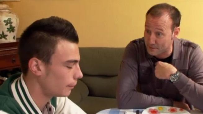 'Hermano mayor' ayuda a un joven que desprecia a su madre