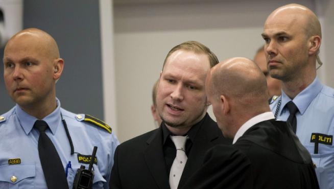 Breivik en la entrada del juzgado