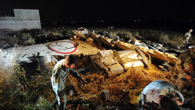 Restos del avión sinestrado en el accidente en Pakistán