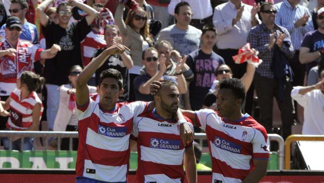 Los jugadores del Granada celebran el gol