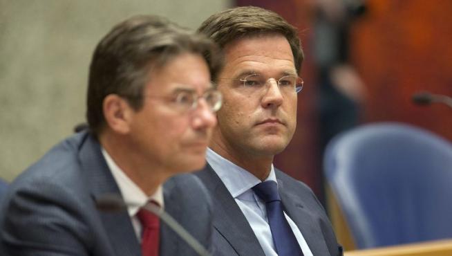 El primer ministro holandés, Mark Rutte, y el ministro holandés de economía, Maxime Verhagen.