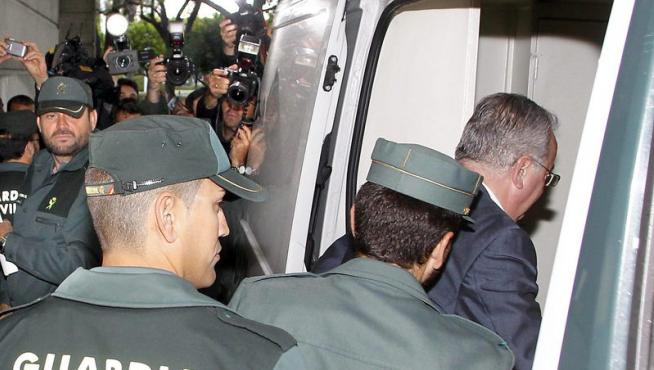 Antonio Fernández entrando en un furgón policial
