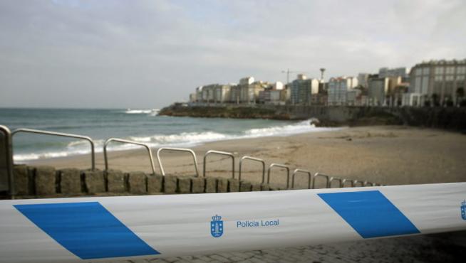 La Policía Local de A Coruña ha acordonado los accesos a las playas debido a la alerta naranja en todo el litoral.