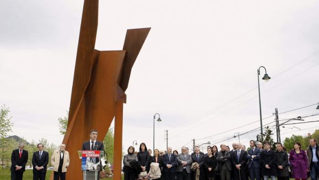 López inaugura  la escultura de Néstor Basterretxea Agonía de fuego