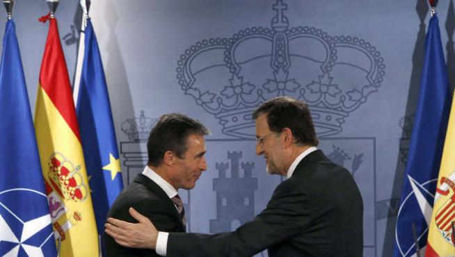 El presidente del Gobierno, Mariano Rajoy (d), y el secretario general de la OTAN, Anders Fogh Rasmussen