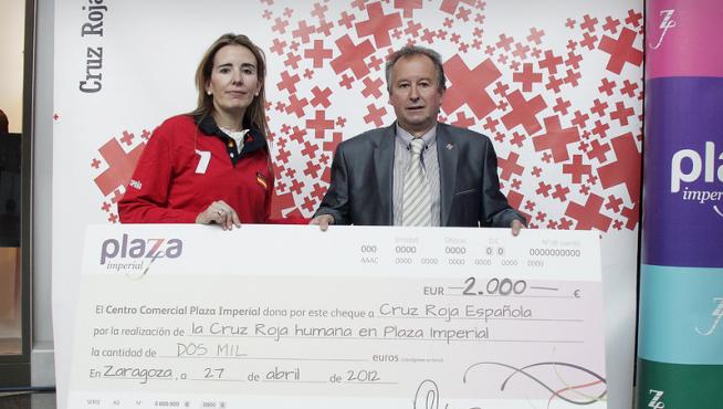 Plaza dona 2.000 euros a Cruz Roja