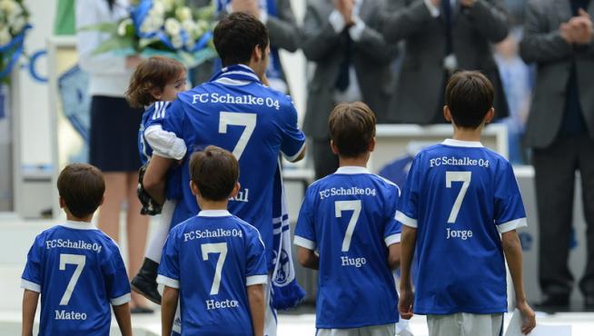 Raúl recibió la ovación de los aficionados acompañado de sus hijos