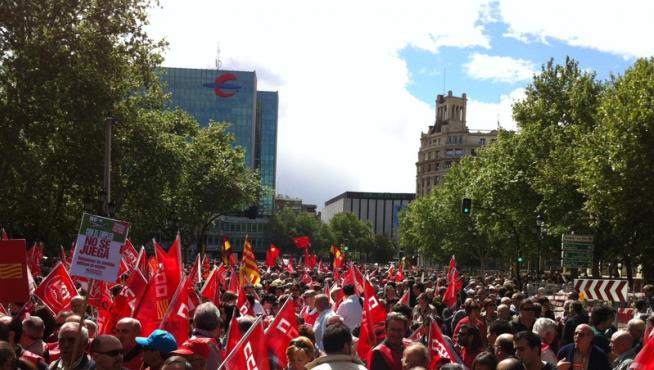 Cientos de personas se han dado cita en la manifestación en Zaragoza