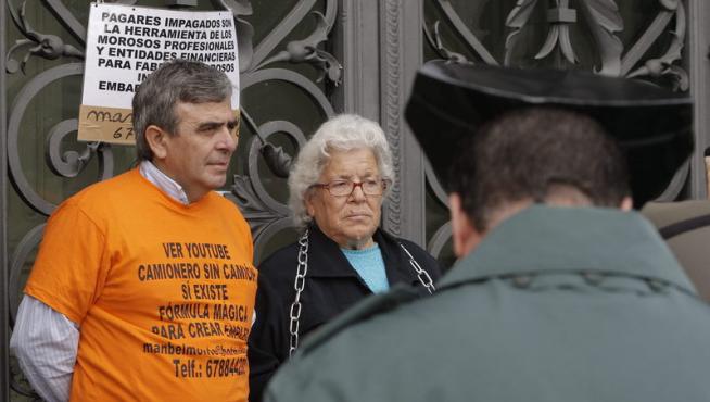 La anciana y su hijo encadenados en el Banco de España