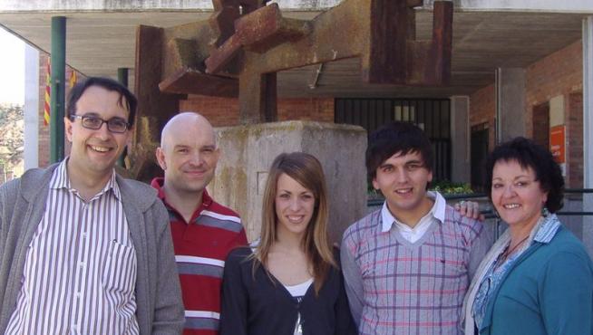 El profesor Fernando Salas, el jefe de estudios Christian Glaría, los alumnos Celia Mir y Borja Martínez y la directora del centro, Caridad Arlegui.
