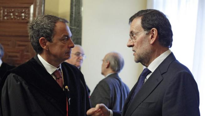 El jefe del Ejecutivo, Mariano Rajoy (d), conversa con José Luis Rodríguez Zapatero
