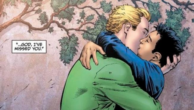 El superhéroe besando a su pareja