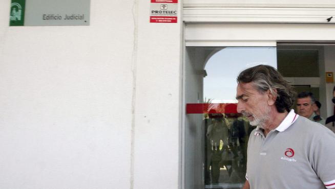 Correa saliendo del juzgado