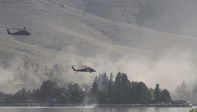 Los helicópteros de la OTAN sobre vuelan la zona del atentado.
