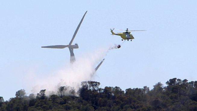 Un helicóptero descarga agua sobre el incendio