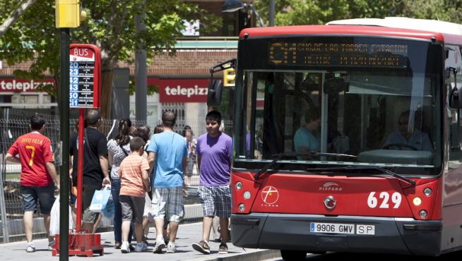 Un autobús circulando en Zaragoza