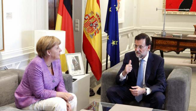 Foto de archivo de una reunión de Merkel y Rajoy