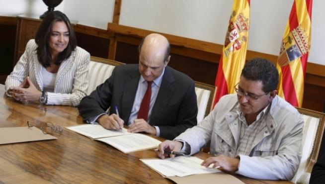 El consejero Alarcón junto al alcalde de los Fayos firmando el acuerdo.