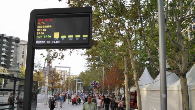 Una pantalla informa de los niveles de contaminación en Zaragoza.