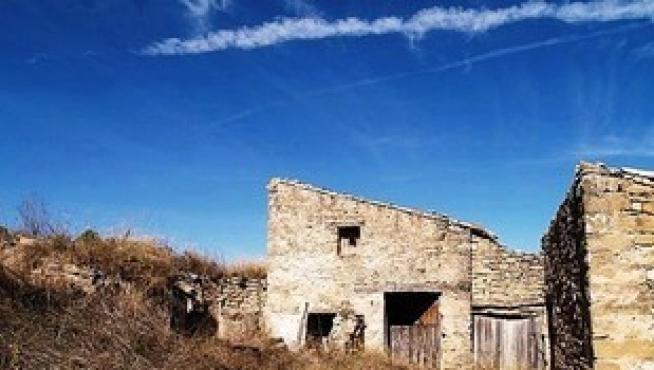 Una casa rural rodeada de fincas, en Teruel
