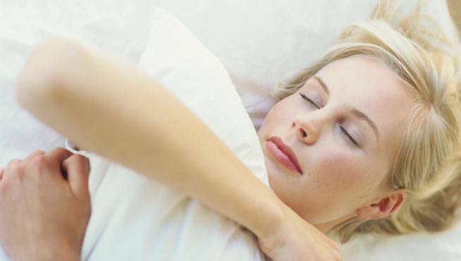 No hay un número fijo de horas de sueño, depende de la edad y de las necesidades del cuerpo