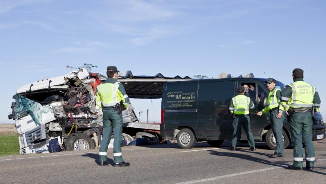 Imágenes del rescate de los cuerpos sin vida de los dos camioneros fallecidos en el accidente mortal de la N-II a su paso por Buajaraloz
