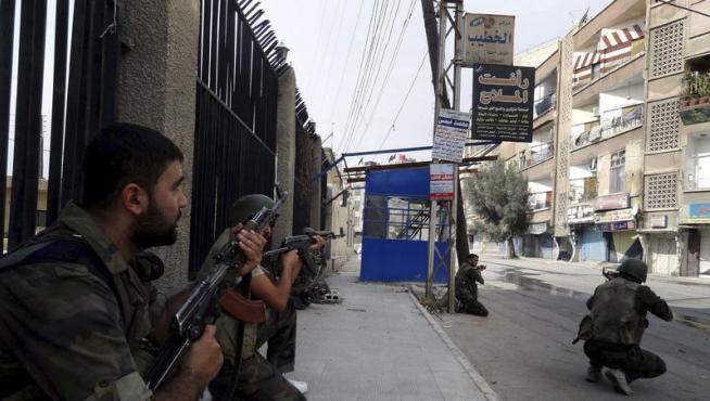 Soldados sirios patrullan una calle de Damasco.