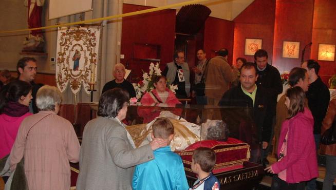 Los fieles pasan a adorar a la reliquia de Don Bosco