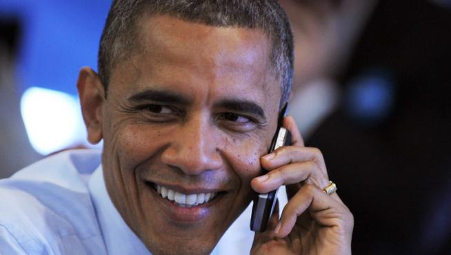 El presidente Barack Obama llama a un voluntario de su campaña.