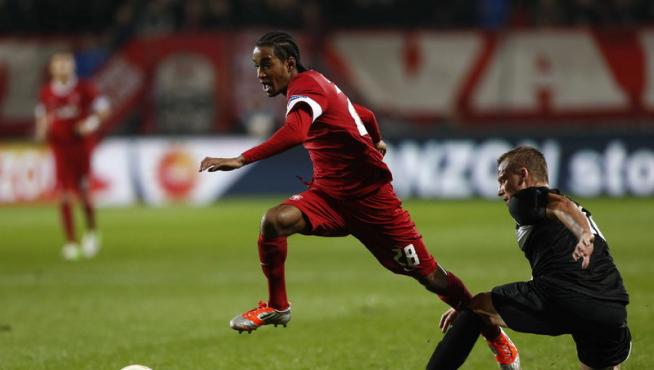El jugador del Twente, Jerson Cabral, lucha por el balón con el defensa del Levante.