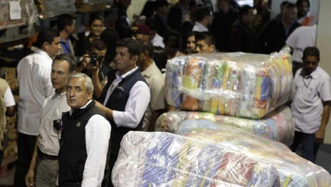El presidente Otto Pérez Molina revisa los paquetes de ayuda para los damnificados.