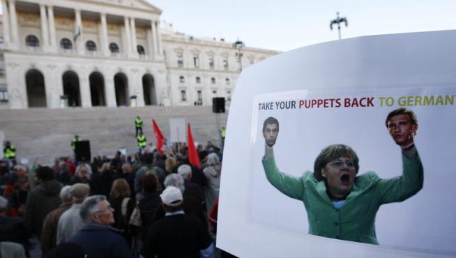 Un grupo de manifestantes protestan por la visita de Angela Merkel a Lisboa