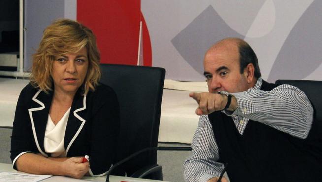 Elena Valenciano junto a Gaspar Zarrías durante la reunión con los alcades socialistas