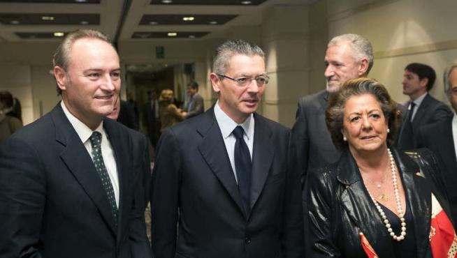 Gallardón, acompañado por Rita Barberá y Alberto Fabra, momentos antes de la conferencia de este lunes.