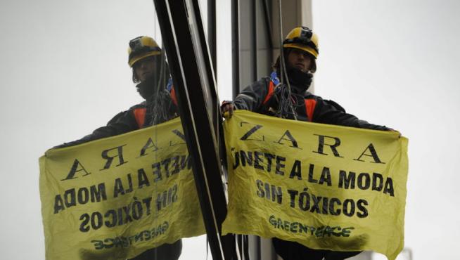 Greenpeace toma una fachada de Zara en Madrid contra el uso de tóxicos.