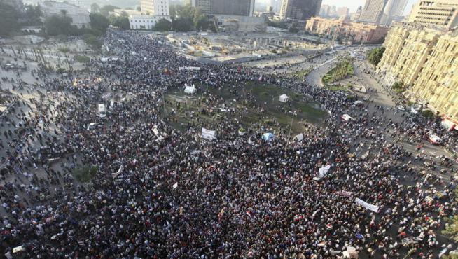 La oposición ha vuelto a tomar la plaza Tahrir tras las últimas decisiones del presidente.
