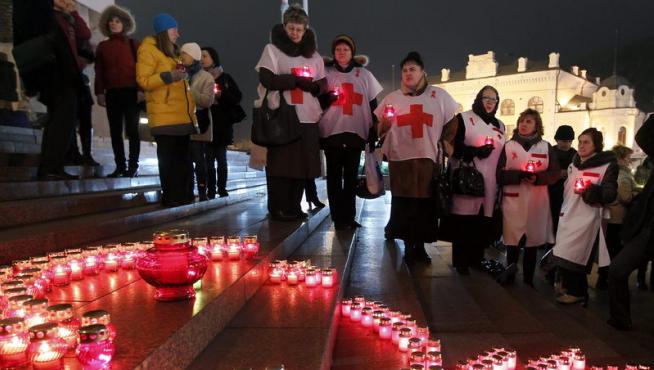 Activistas de distintas organizaciones encienden velas en Kiev con motivo del Día Mundial del Sida.