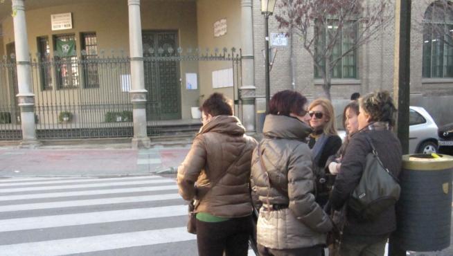 Monitoras en huelga en la puerta del colegio Gascón y Marín